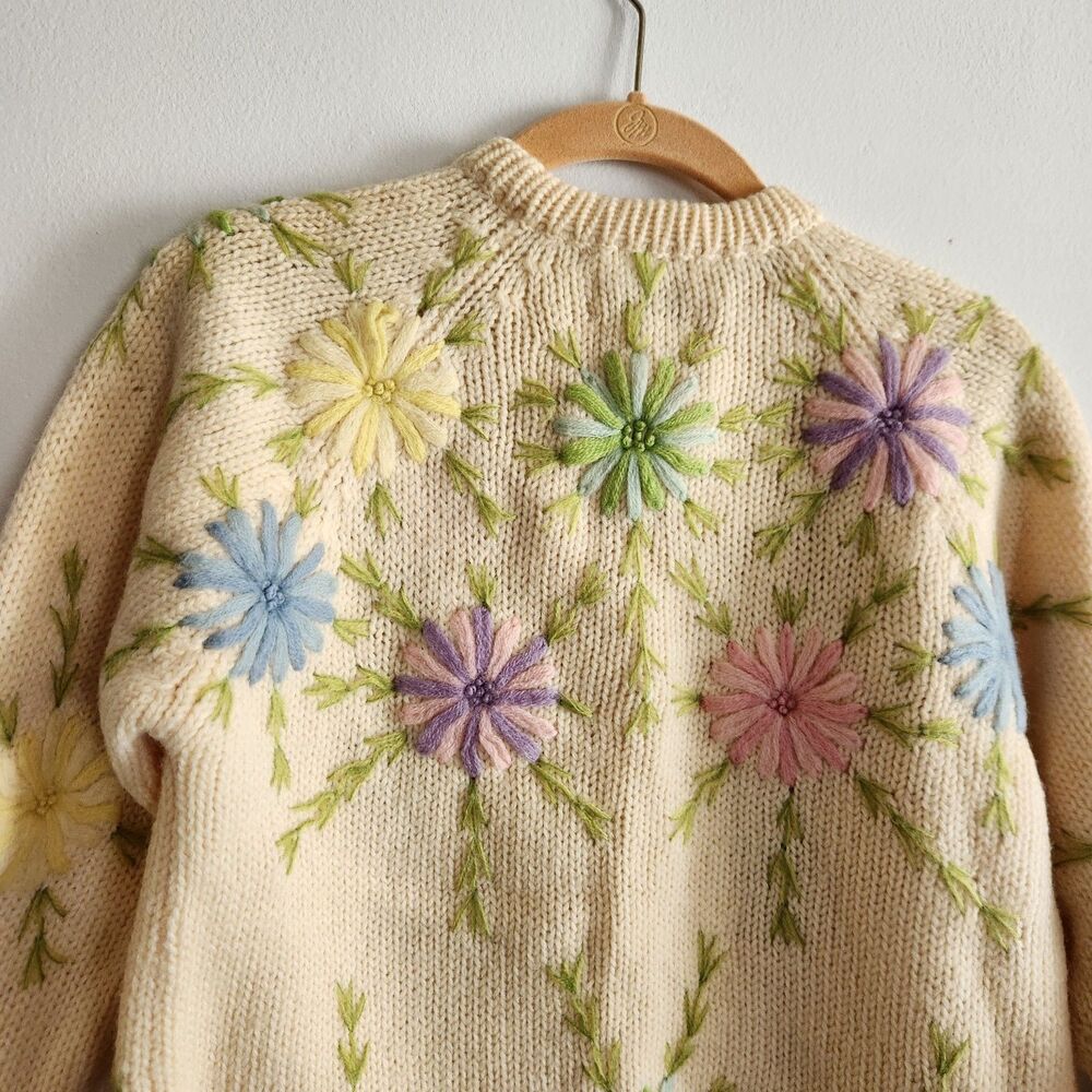 Vintage Ri*u Floral hand loomed 100% virgin wool Size M cardigan granny layers - Picture 6 of 7
